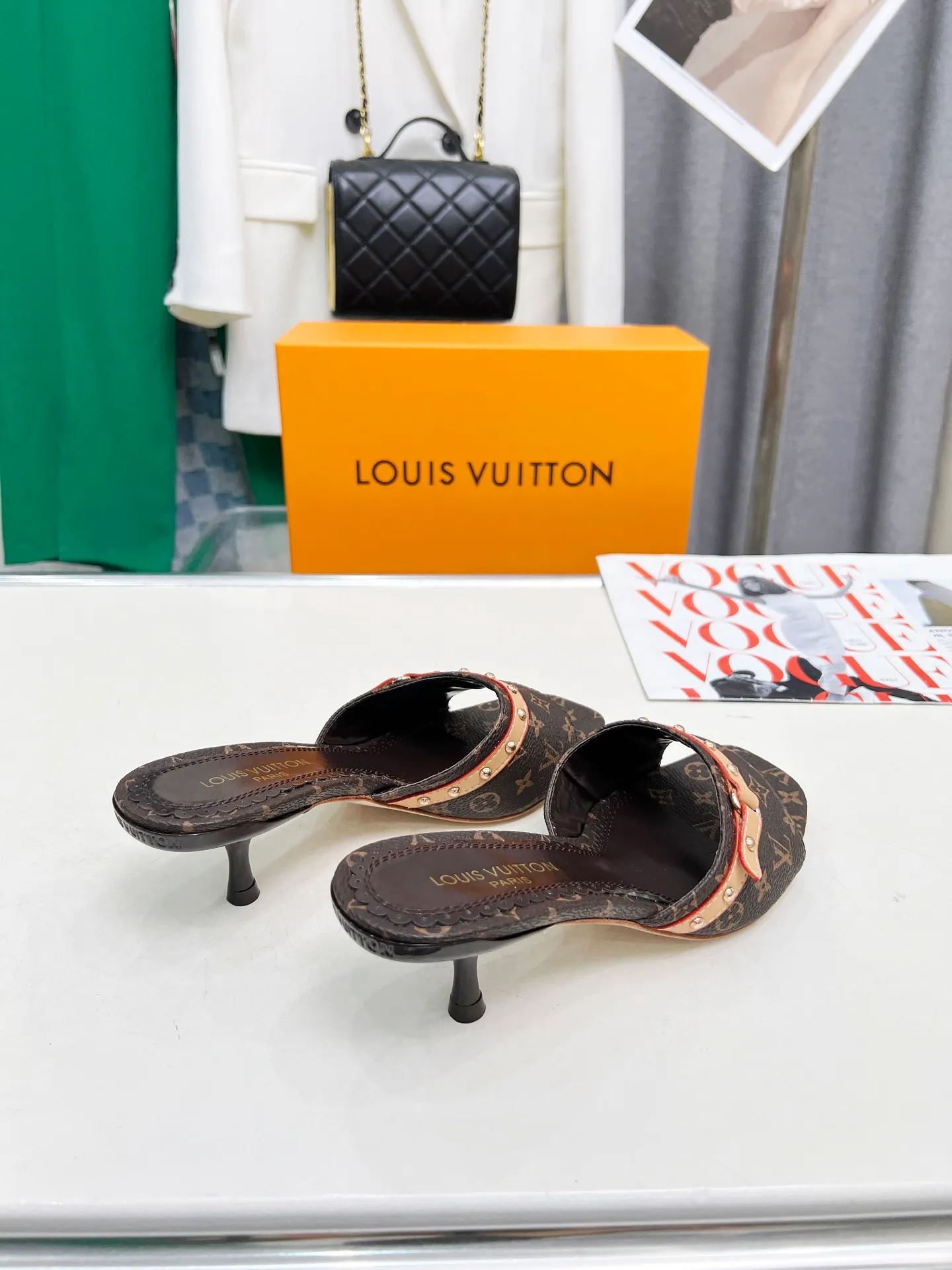 👟👟Ex-factory price 440👟👟 LV new denim kitten heel slippers 2025 summer must-have for goddesses, original replica, super comfortable on the feet. Show off the queen's temperament, the heel height is 5.5CM, which shows your temperament without being tiring. Standard code: 35-42 (41 and 42 codes are customized, non-returnable and non-exchangeable)